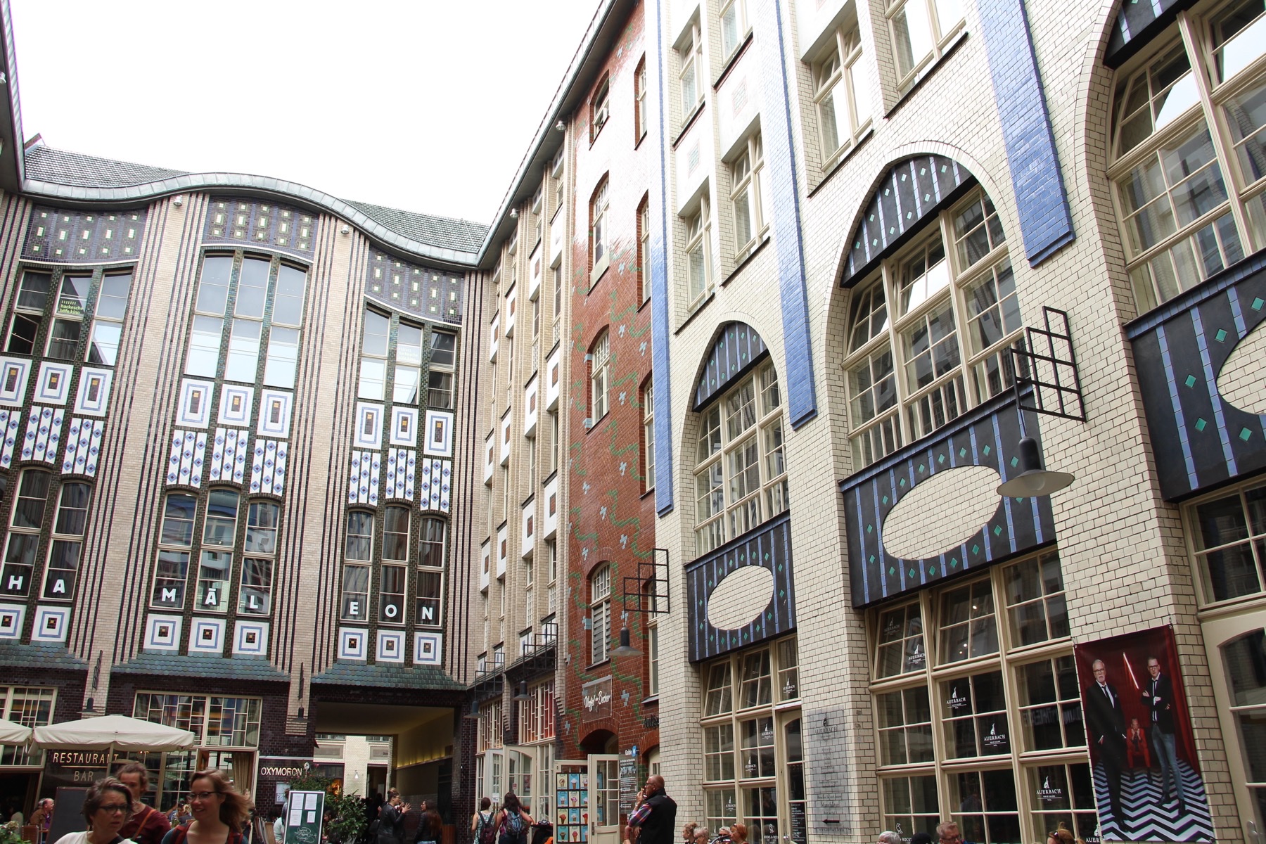 Jugendstil-Fassaden in den Hackeschen Höfen in Berlin