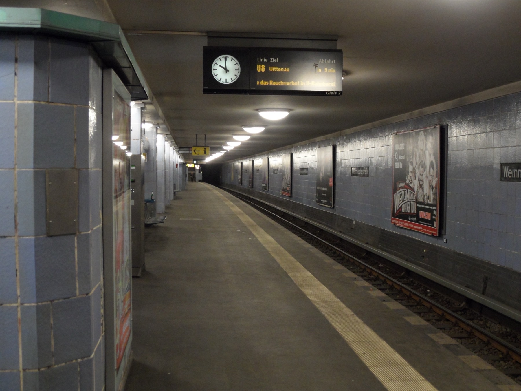 Bahnsteig des U-Bahnhofs Weinmeisterstraße der Linie U8